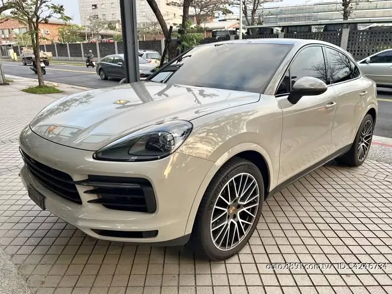 cover image of Porsche Cayenne Coupe V6 3.0T 灰車黑內