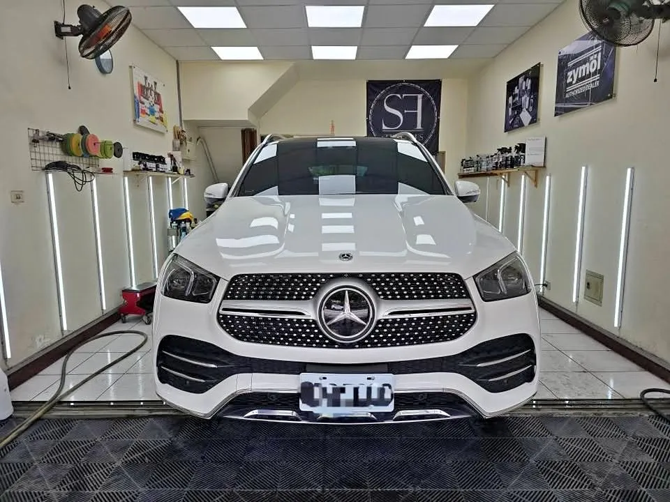 cover image of M-Benz GLE300d 4Matic 2.0T 總代理白車黑內