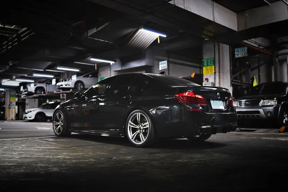 cover image of BMW 5-Series M5 Sedan 4.4T 總代理黑車黑內