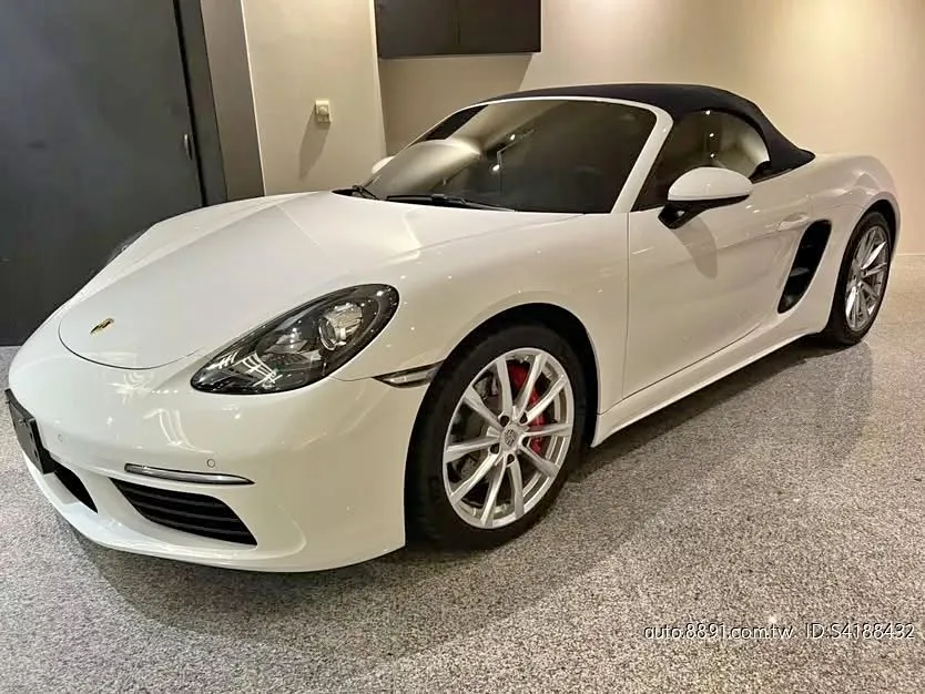 cover image of Porsche 718 Boxster S 2.5T 白車深藍頂篷黑內